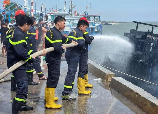 Khẩn trương khống chế đám cháy tại 4 tàu cá neo đậu tại cảng Ninh Chữ (Ninh Thuận)