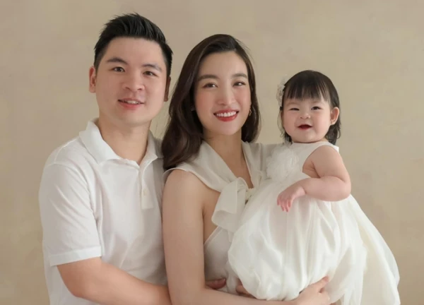 Vợ chồng Đỗ Mỹ Linh lần đầu đăng ảnh nét căng của "con gái rượu", hot kid mới đây rồi!