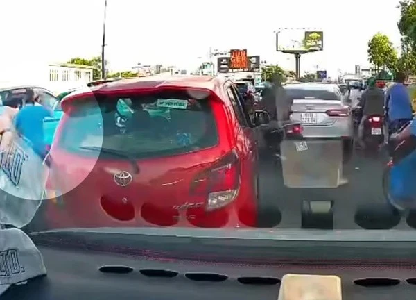 Xác minh clip tài xế ô tô công nghệ đánh người phụ nữ đi đường