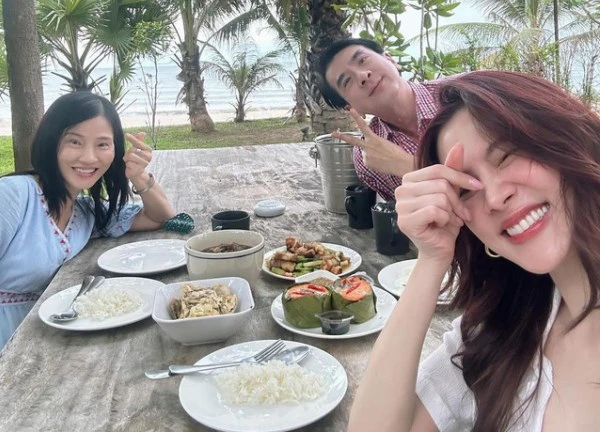 Baifern gây sốt với visual trong trẻo, cùng bố mẹ đi "chữa lành" hậu chia tay Nine Naphat