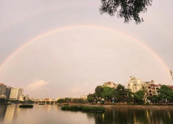 Bầu trời Hà Nội xuất hiện cầu vồng đôi giữa lúc Quốc tang, hiện tượng hiếm gặp