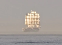 The mystery of the ghost ship floating in the air at sea makes many people panic