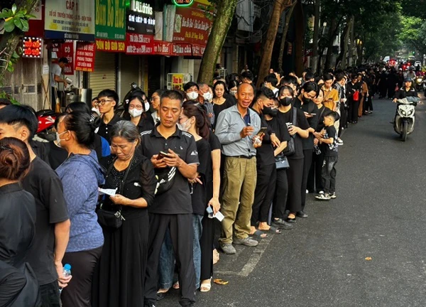 Ngày Quốc tang thứ 2: Người dân xếp hàng từ 2 giờ sáng chờ viếng Tổng Bí thư