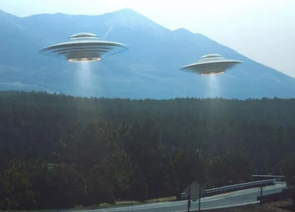 Người ngoài hành tinh xuất hiện ở Anh, UFO bay ngập trời, chim chóc mất bí ẩn?