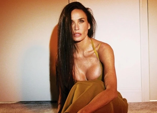 Demi Moore tự tin khoe vóc dáng ở tuổi 62