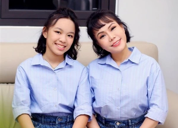 Con gái Việt Hương xinh xắn, dịu dàng ở tuổi 15: Giỏi võ, giỏi đàn, điểm số trên lớp khiến mẹ "phổng mũi" tự hào
