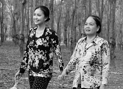 Miss Ngoc Chau's mother passed away before she could repair her house. Knowing the reason, everyone was choked up.