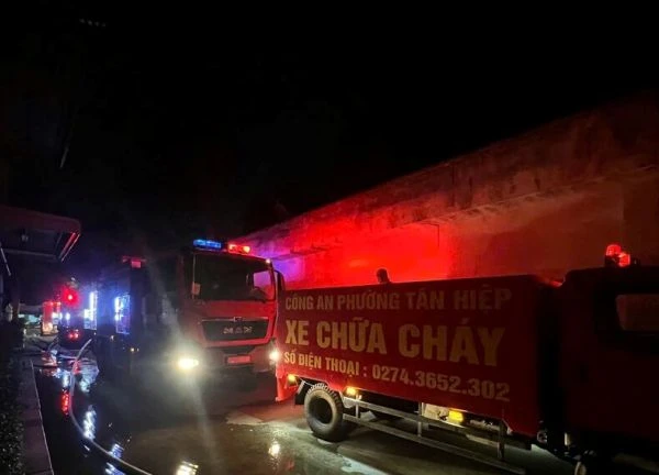 Khống chế vụ cháy lớn tại công ty chuyên sản xuất giường, tủ ở Bình Dương
