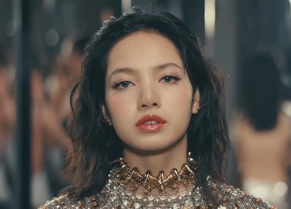 Lisa thể hiện đẳng cấp "vỗ mặt" antifan, âm thầm khiến Jisoo, Jennie "nhục mặt"