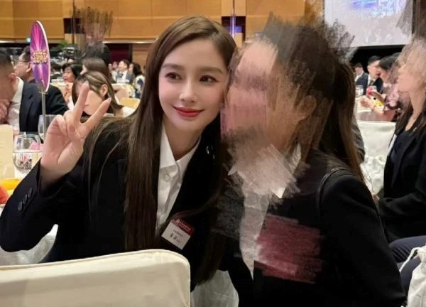 Angelababy tháo chạy về quê