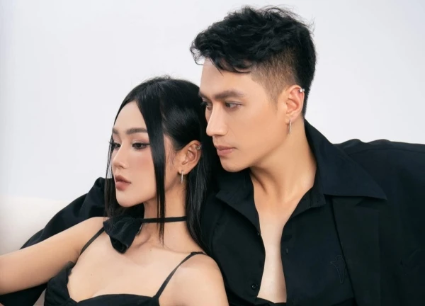 Sao Việt 22/8: Việt Anh tình tứ bên người đẹp kém 18 tuổi
