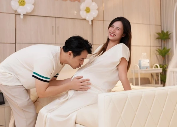 Sao Việt 24/8: Ông Cao Thắng theo Đông Nhi vào phòng sinh