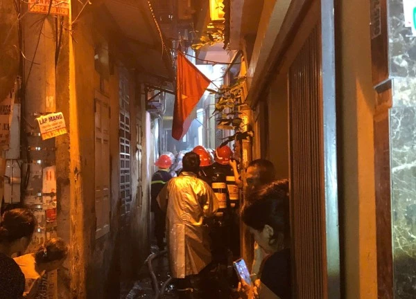 Cháy nhà trong ngõ sâu ở Hà Nội, cắt cửa giải cứu thiếu niên mắc kẹt