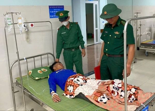 Ngư dân thoát chết kỳ diệu sau hơn 3 giờ bị rơi xuống biển