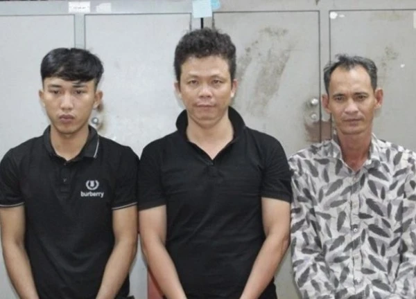 4 đối tượng đánh người bán vé số rồi cướp 470 tờ