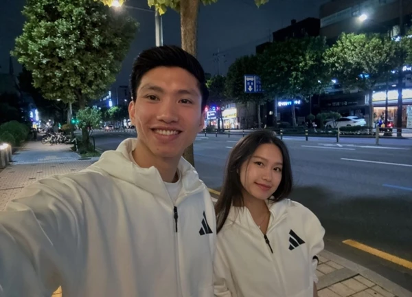 Hé lộ ảnh Đoàn Văn Hậu - Doãn Hải My vui vẻ hẹn hò ở Hàn Quốc, dân mạng thắc mắc: Ai chăm con trai mới 4 tháng tuổi?