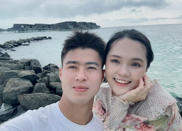 Vợ Duy Mạnh công khai "phông bạt", phản ứng của cầu thủ bạn thân gây chú ý