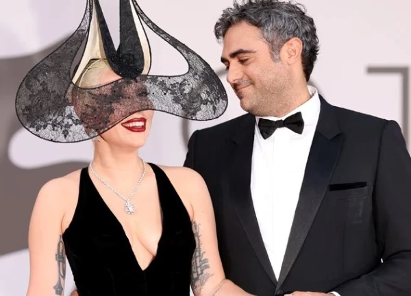 Lady Gaga tình tứ với chồng sắp cưới trên thảm đỏ Liên hoan phim Venice