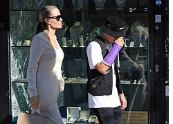 Pax Thien appeared with Angelina Jolie after the car collision, her hands were cast to avoid the lens