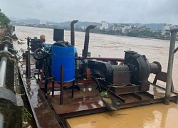 Flood hero stops two abandoned ships from floating in the water, grateful for fateful jump