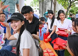 Á hậu Minh Kiên, ca sĩ Giana, Nguyễn Huy đón Trung thu cùng trẻ em Tây Ninh