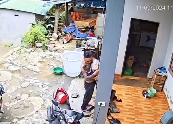 Người vợ Lào Cai nức nở khi chồng đi bộ 40km về nhà sau 3 ngày mất liên lạc
