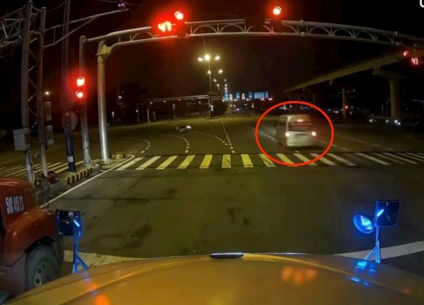 Ô tô 16 chỗ vượt đèn đỏ gây tai nạn ở TP.Thủ Đức