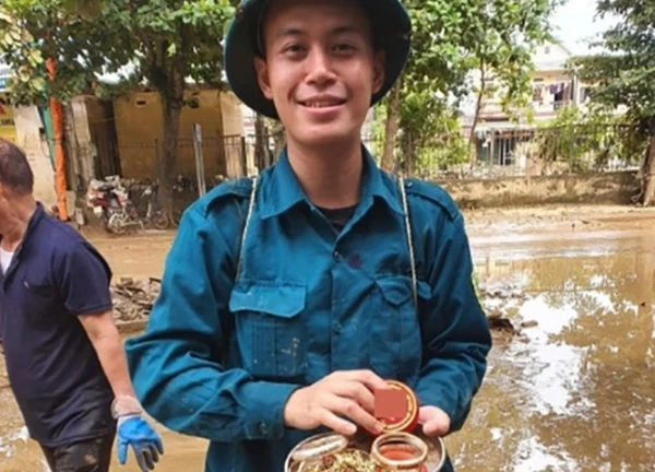 Thanh niên nhặt được hộp "toàn vàng" khi đi hỗ trợ lũ ở Yên Bái, đem trả thì chủ nhà nói câu bất ngờ