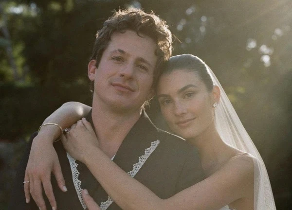 "Thiên tài âm nhạc" Charlie Puth kết hôn với bạn gái từ thời niên thiếu