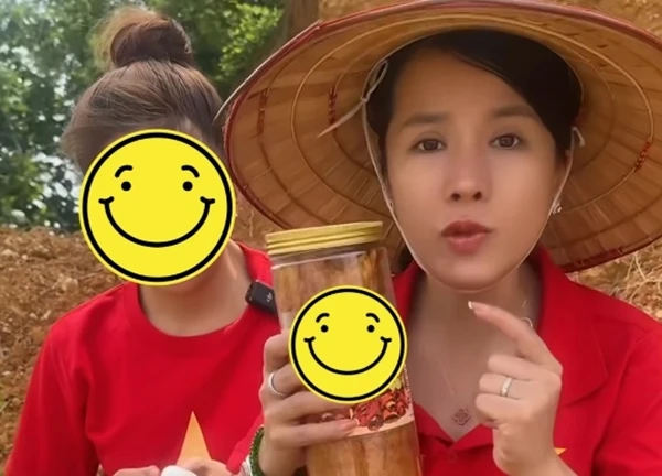 Bà Nhân Vlog ngồi ăn uống nhồm nhoàm quảng cáo bán hàng giữa điểm làm từ thiện bị ch.ỉ tríc.h dữ dội
