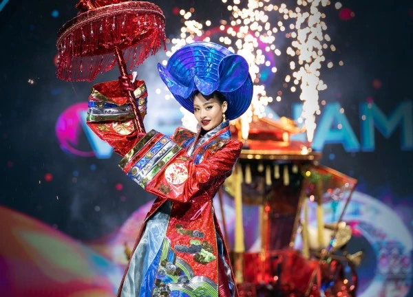 Hoa hậu Hoàn vũ VN trình diễn giữa mưa và loạt chi tiết gây tranh cãi ở Miss Cosmo quốc tế 2024