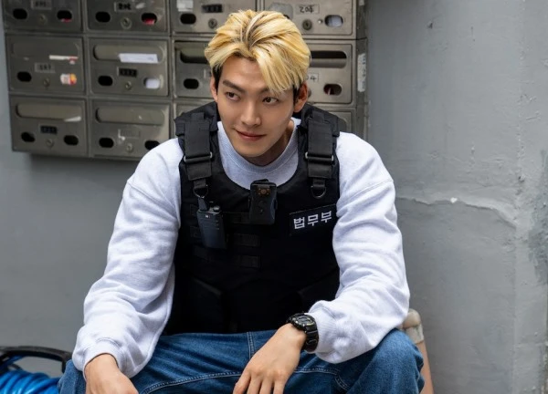 Phim 'Sĩ quan đai đen' của Kim Woo Bin phản ánh nạn xâm hại tình dục nhức nhối của Hàn Quốc
