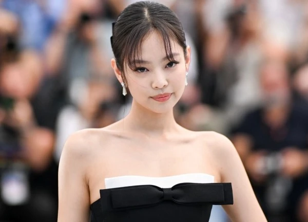 Sao Kpop 20/9: Jennie nói về b.ê bố.i hút thuố.c, Kim Tae Hee 'trốn con' hẹn hò