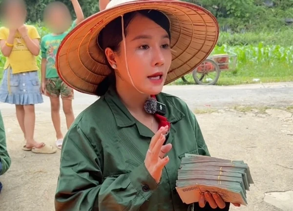 Thái độ của Bà Nhân Vlog khi cầm 320 triệu tiề.n mặt đi từ thiện gây bàn tán