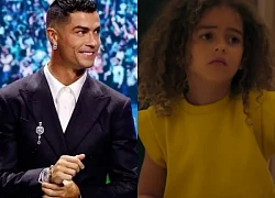 Ronaldo "đứng hình" khi con gái nói 1 câu, hành động làm với cậu cả gây chú ý