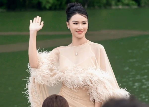 Á hậu Kim Duyên cùng lúc ngồi 'ghế nóng' 2 cuộc thi nhan sắc