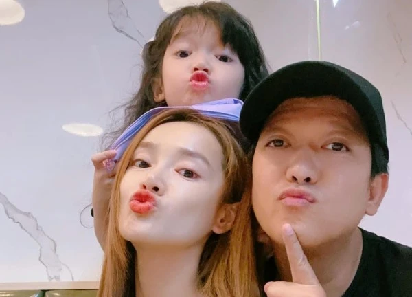 Cặp đôi sao hạng A Vbiz chính thức công khai dung mạo con gái 5 tuổi