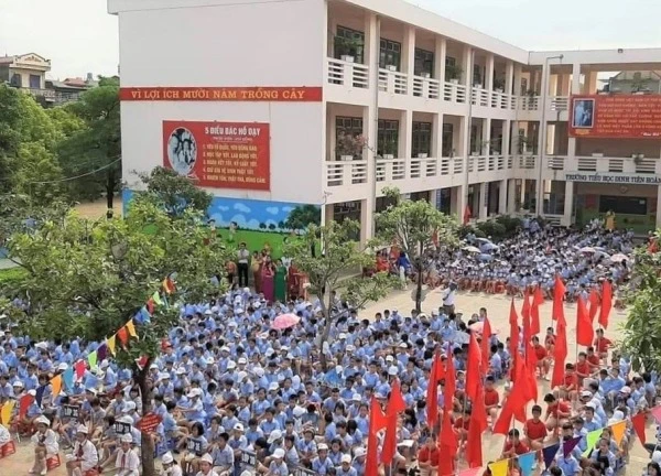 Đình chỉ cô giáo bị phụ huynh "tố" xúc phạm học sinh, ép đi học thêm
