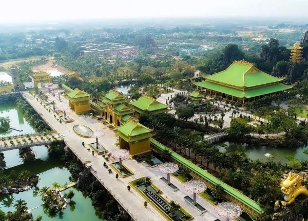 Ngoài Khu du lịch Đại Nam, bà Nguyễn Phương Hằng còn lãnh đạo công ty nào?