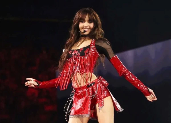 Sao Kpop 25/9: Lisa lưu diễn châu Á, Song Hye Kyo khoe ảnh bên người đàn ông U50