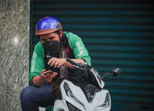 Shipper qua đời sau 18 tiếng làm việc: Nước mắt đàn ông "chảy ngược"
