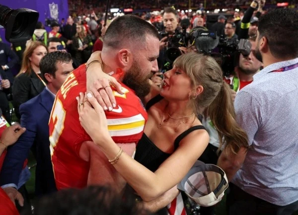 Taylor Swift bị buộc tội khiến bạn trai thi đấu sa sút, mải mê làm ngôi sao