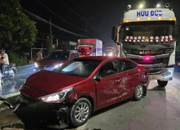 TP HCM: Ô tô gây náo loạn Quốc lộ 22, công an ập vào khống chế
