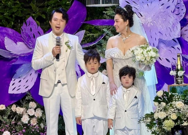 Cặp đôi Vbiz có màn cầu hôn "chốt sổ" 2024: Dàn sao chứng kiến, chú rể nói 1 câu gây ngỡ ngàng!