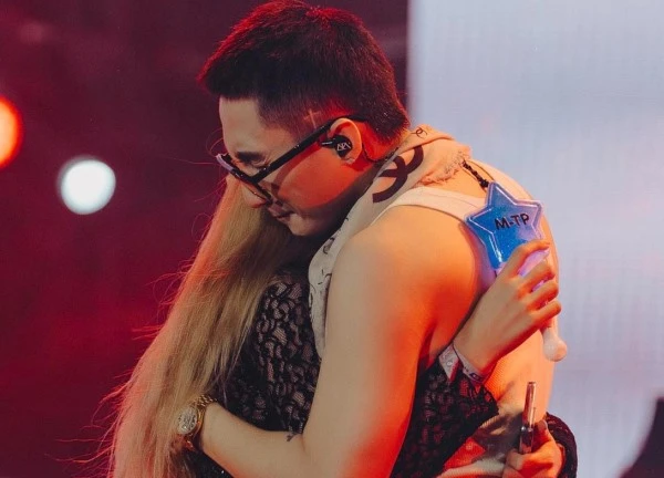 Hot nhất MXH: Sơn Tùng ôm chặt fan nữ nhưng mặt như sắp khóc tới nơi