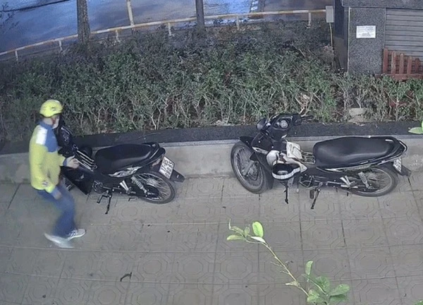 Kẻ gian bẻ khóa xe máy chưa tới 10 giây trước cửa tiệm bánh ở Hà Nội
