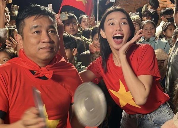 MC Lại Văn Sâm, hoa hậu Thùy Tiên vỡ òa khi tuyển Việt Nam đánh bại Thái Lan