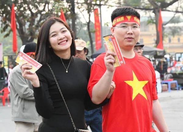 Ngắm nhan sắc dàn gái xinh ồ ạt đến sân Việt Trì tiếp lửa trận chung kết ĐT Việt Nam - Thái Lan