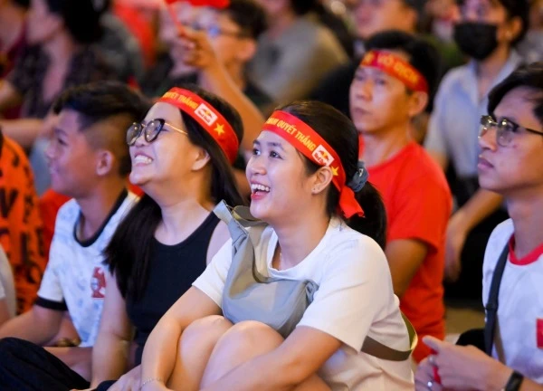 Người hâm mộ TPHCM vỡ òa khi tuyển Việt Nam thắng Thái Lan