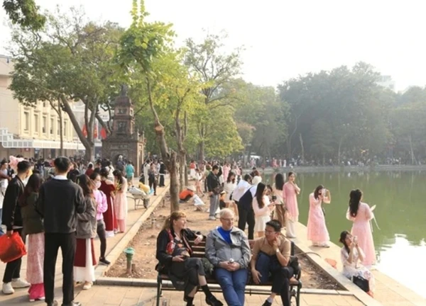 Hồ Gươm ngày đầu năm 2025: 1 mét vuông hàng chục "nàng thơ" diện áo dài chụp ảnh cực xinh xắn